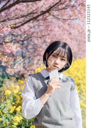 桜と女子高生 桜と女子高生 112323145
