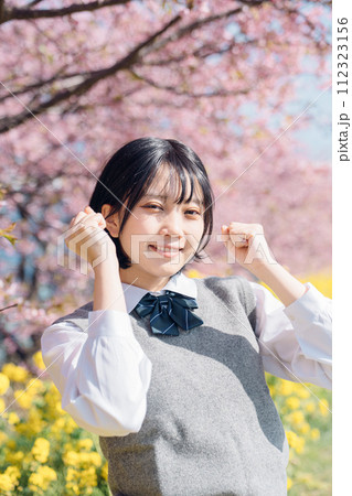 桜と女子高生 桜と女子高生 112323156