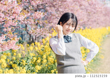 桜と女子高生 桜と女子高生 112323159