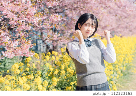 桜と女子高生 桜と女子高生 112323162