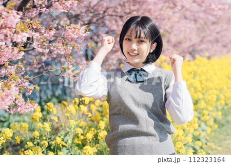 桜と女子高生 桜と女子高生 112323164