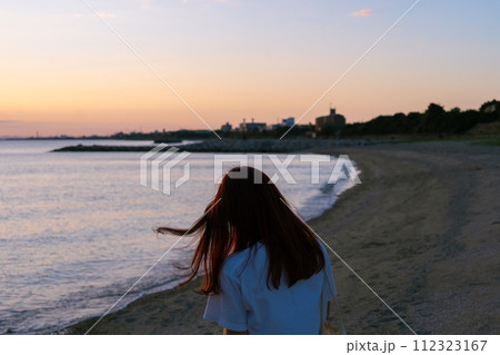 夕暮れ時の海 112323167