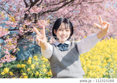 桜と女子高生 桜と女子高生 112323168