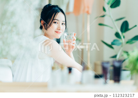 若い女性のビューティ 若い女性のビューティ 112323217