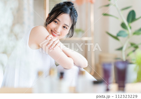 若い女性のビューティ 若い女性のビューティ 112323229