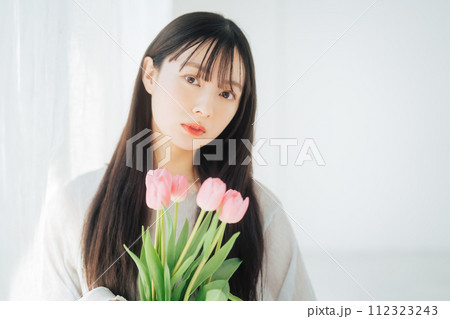 若い女性とチューリップの花 112323243
