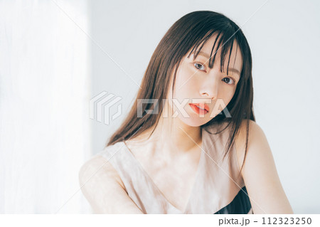 若い女性のビューティーイメージ 112323250