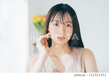若い女性のビューティーイメージ 112323251
