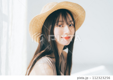 麦わら帽子をかぶったロングヘアの女性 麦わら帽子をかぶったロングヘアの女性 112323256