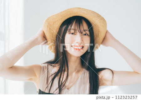 麦わら帽子をかぶったロングヘアの女性 112323257