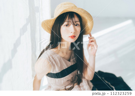 麦わら帽子をかぶったロングヘアの女性 麦わら帽子をかぶったロングヘアの女性 112323259