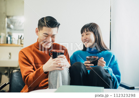 休日を部屋で過ごすカップル 112323298