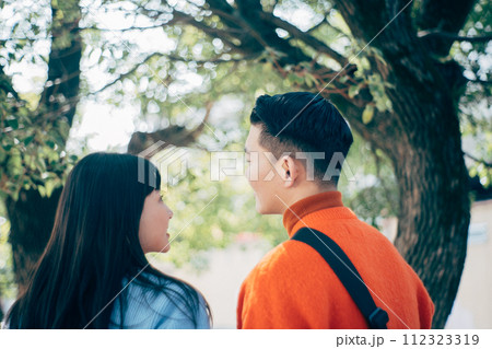 公園でデートをするカップル 112323319