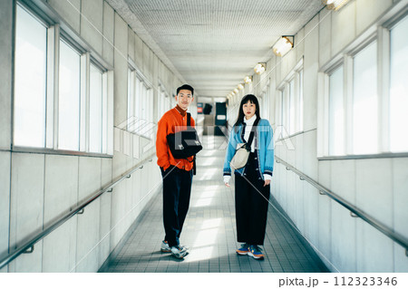 デートをするカップル デートをするカップル 112323346