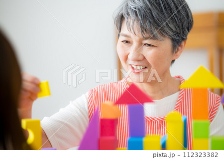 保育士　シニア女性 112323382
