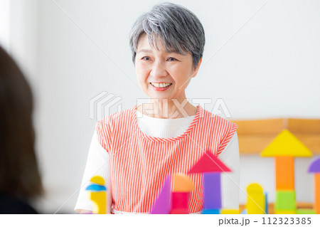 保育士　シニア女性 112323385
