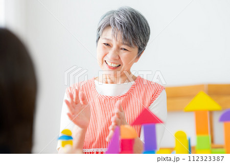 保育士　シニア女性 112323387
