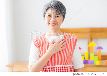 保育士　シニア女性 112323393