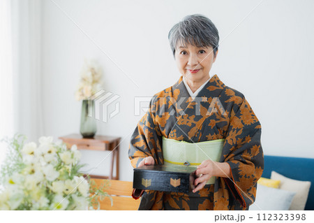 着物のシニア女性 ライフスタイル 着物のシニア女性 ライフスタイル 112323398