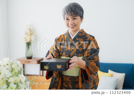 着物のシニア女性　ライフスタイル 112323400