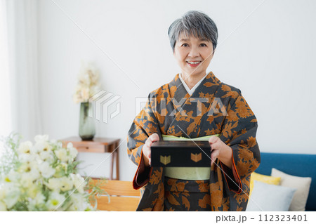 着物のシニア女性　ライフスタイル 112323401