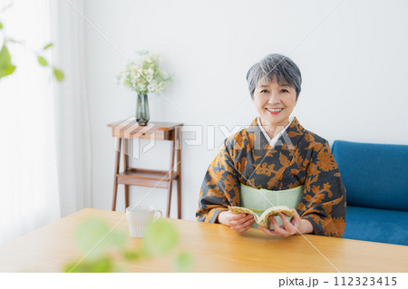 着物のシニア女性　ライフスタイル 112323415