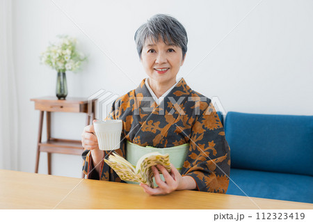 着物のシニア女性　ライフスタイル 112323419