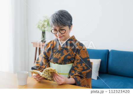 着物のシニア女性 ライフスタイル 着物のシニア女性 ライフスタイル 112323420