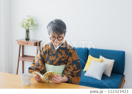 着物のシニア女性 ライフスタイル 着物のシニア女性 ライフスタイル 112323421