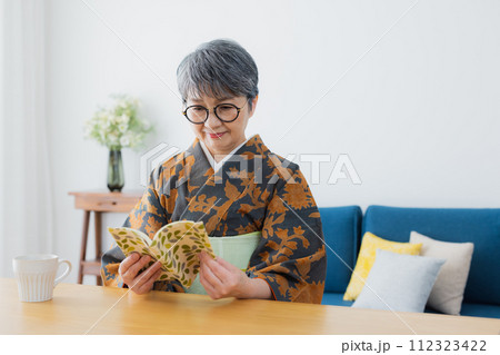 着物のシニア女性　ライフスタイル 112323422