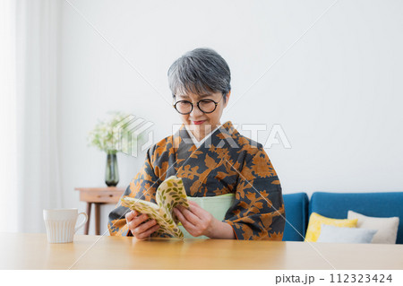 着物のシニア女性　ライフスタイル 112323424