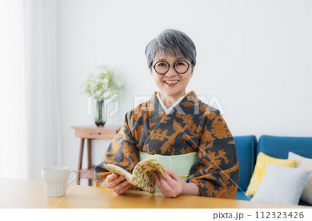 着物のシニア女性 ライフスタイル 着物のシニア女性 ライフスタイル 112323426