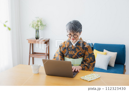 着物のシニア女性　ライフスタイル 112323430