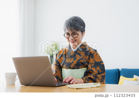 着物のシニア女性　ライフスタイル 112323435