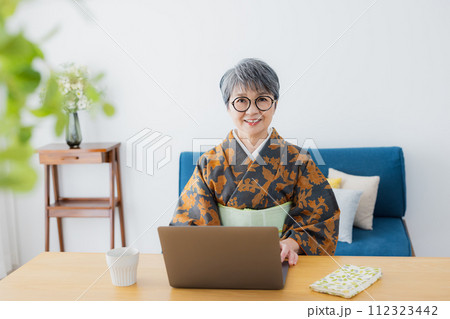 着物のシニア女性 ライフスタイル 着物のシニア女性 ライフスタイル 112323442