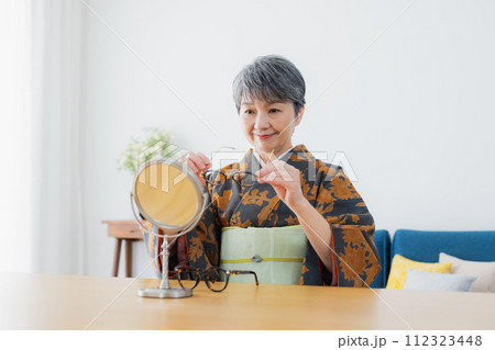 着物のシニア女性　ライフスタイル 112323448