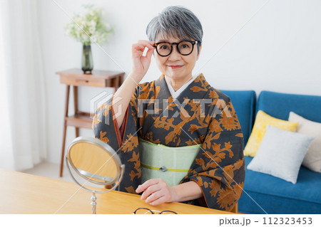 着物のシニア女性 ライフスタイル 着物のシニア女性 ライフスタイル 112323453