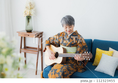 着物のシニア女性　ライフスタイル 112323455