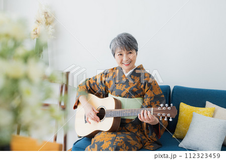 着物のシニア女性　ライフスタイル 112323459