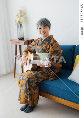 着物のシニア女性　ライフスタイル 112323465