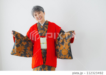 着物のシニア女性　還暦祝い 112323492