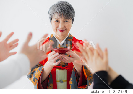 着物のシニア女性　還暦祝い 112323493