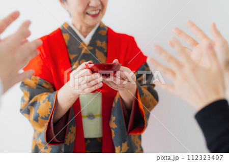 着物のシニア女性　還暦祝い 112323497