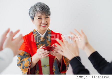 着物のシニア女性　還暦祝い 112323498