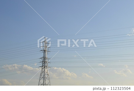 送電線のある風景 112323504