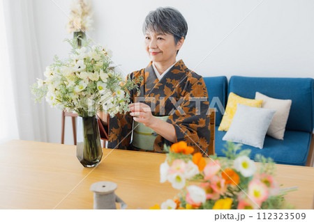 着物のシニア女性　ライフスタイル 112323509