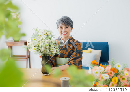 着物のシニア女性　ライフスタイル 112323510