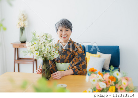 着物のシニア女性 ライフスタイル 着物のシニア女性 ライフスタイル 112323514