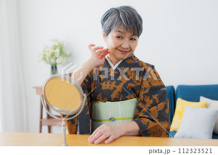 着物のシニア女性 ライフスタイル 着物のシニア女性 ライフスタイル 112323521