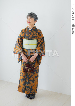 着物のシニア女性　ライフスタイル 112323532